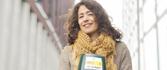 vrouw met collectebus